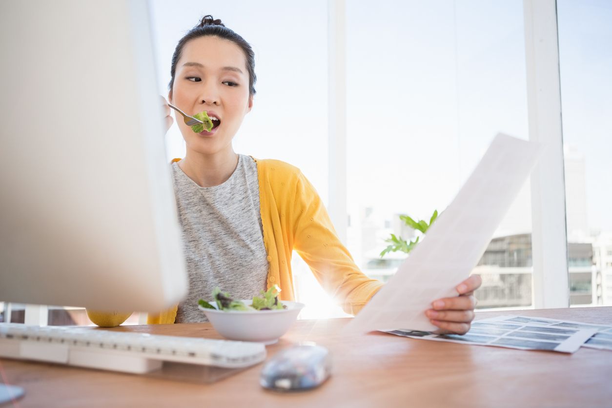 8 errores que no debes cometer al comer en la oficina