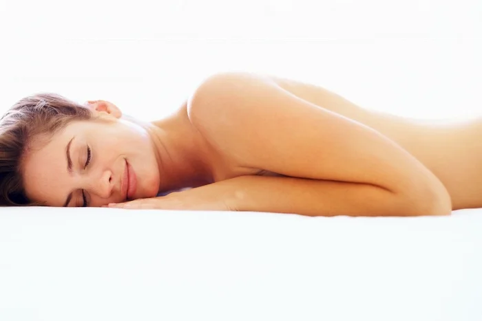 Beneficios de dormir desnuda