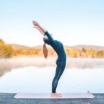 Tres posturas de yoga que puedes hacer en cualquier sitio